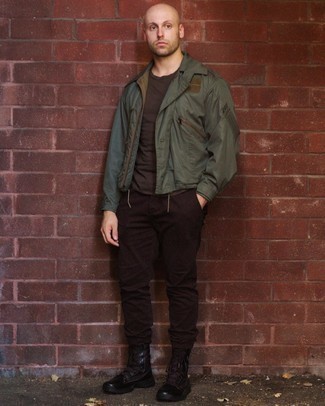 Как носить оливковый бомбер с коричневыми кожаными рабочими ботинками мужчине