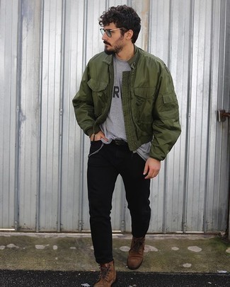Как носить оливковый бомбер с коричневыми замшевыми повседневными ботинками мужчине