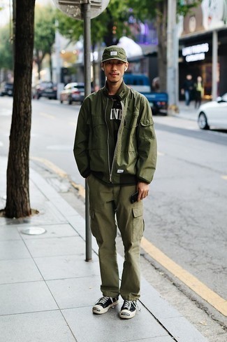 Какие брюки карго носить с оливковым бомбером