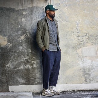 Как носить оливковый бомбер с темно-серыми кроссовками мужчине