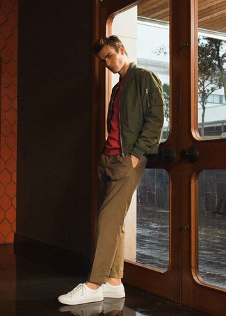 Какие брюки чинос носить с оливковым бомбером