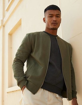 Какие брюки чинос носить с оливковым бомбером