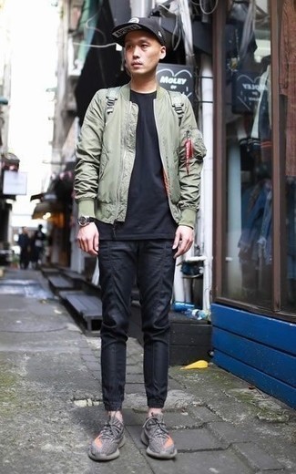 Какие брюки чинос носить с оливковым бомбером