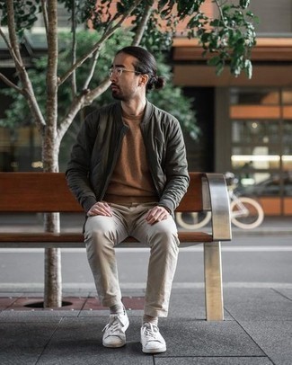 Какие брюки чинос носить с оливковым бомбером