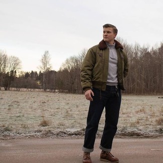 Как носить оливковый бомбер с темно-коричневыми кожаными повседневными ботинками мужчине
