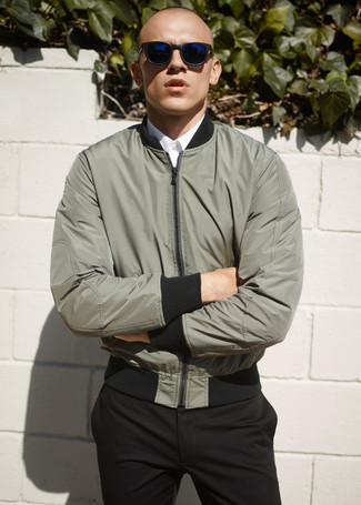 Какие классические брюки носить с оливковым бомбером мужчине