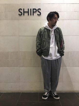 Как носить оливковый бомбер с серыми брюками чинос