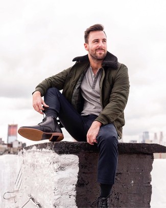 Какие футболки на пуговицах носить с оливковым бомбером мужчине