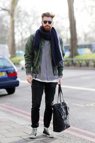 Какие высокие кеды носить с оливковым бомбером мужчине