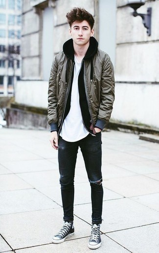 Какие высокие кеды носить с оливковым бомбером мужчине