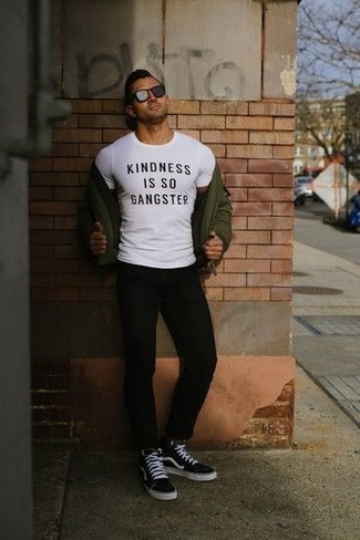 Какие высокие кеды носить с оливковым бомбером мужчине