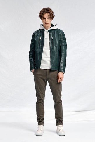 Какие высокие кеды носить с оливковым бомбером мужчине