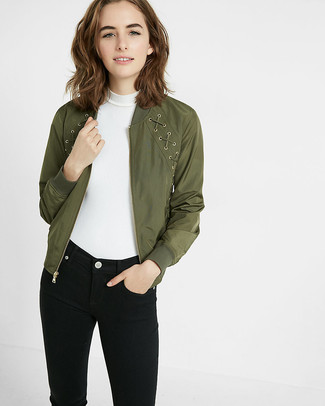 Какие джинсы носить с оливковым бомбером женщине