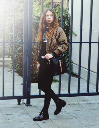 Какие джинсы носить с оливковым бомбером женщине