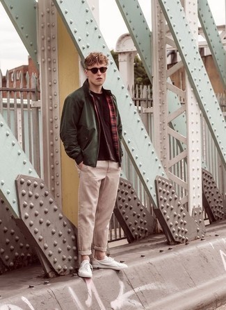 Как носить оливковый бомбер с светло-коричневыми брюками чинос