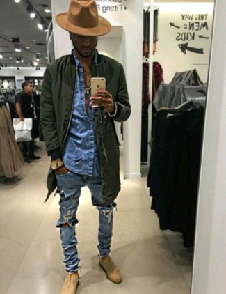 Как носить оливковый бомбер с голубыми джинсами мужчине