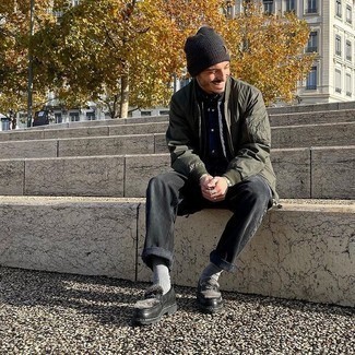 Какие рубашки с длинным рукавом носить с оливковым бомбером мужчине