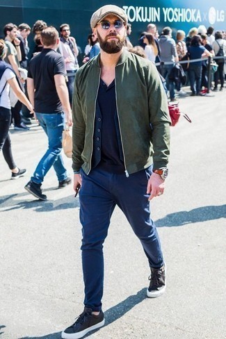 Как носить оливковый бомбер с темно-синими брюками чинос