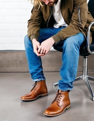 Как носить оливковый бомбер с темно-синими джинсами мужчине