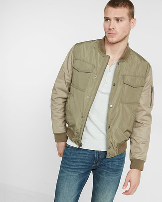 Как носить оливковый бомбер с темно-синими джинсами мужчине