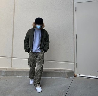 Как носить оливковый бомбер с оливковыми брюками карго