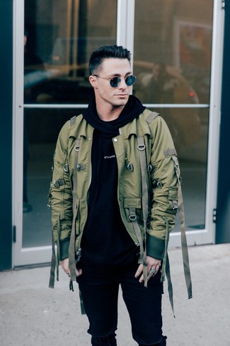 Какие зауженные джинсы носить с оливковым бомбером мужчине