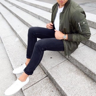 Какие зауженные джинсы носить с оливковым бомбером мужчине