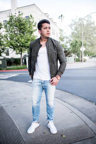 Как носить оливковый бомбер с белыми кожаными низкими кедами мужчине