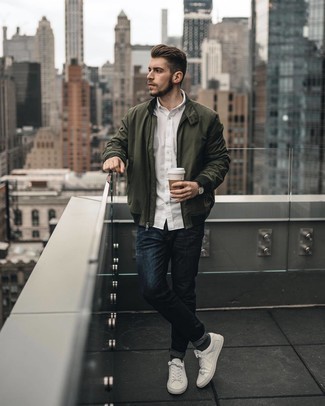 Как носить оливковый бомбер с белыми кожаными низкими кедами мужчине