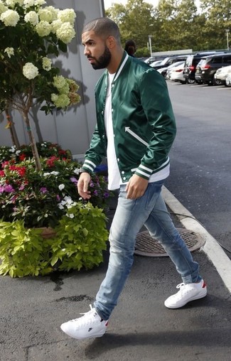 Как носить оливковый бомбер с белыми низкими кедами мужчине