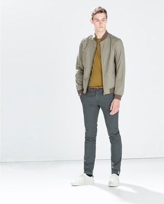 Как носить оливковый бомбер с белыми низкими кедами мужчине