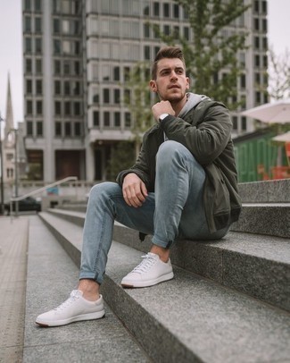 Как носить оливковый бомбер с белыми низкими кедами мужчине