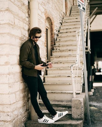 Как носить оливковый бомбер с белыми низкими кедами мужчине