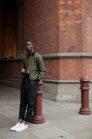 Как носить оливковый бомбер с белыми низкими кедами мужчине