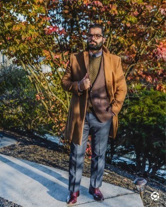 Какие пиджаки носить с оливковым вязаным свитером мужчине