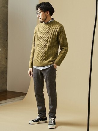 Какие брюки чинос носить с оливковым вязаным свитером