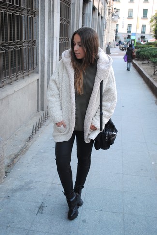 Какие ботильоны на шнуровке носить с оливковым вязаным свитером