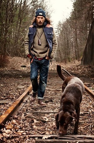 Как носить оливковый вязаный свитер с темно-синими джинсами мужчине