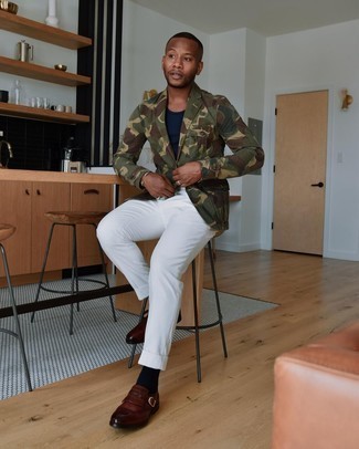 С чем носить оливковый пиджак с камуфляжным принтом мужчине
