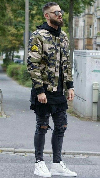 Как носить оливковый бомбер с камуфляжным принтом с черными джинсами мужчине