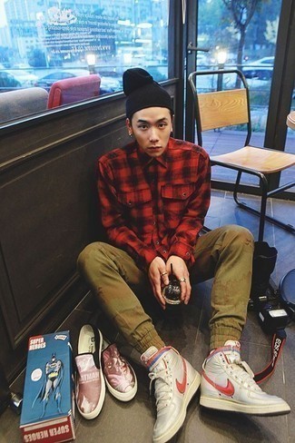 С чем носить оливковые брюки чинос с камуфляжным принтом