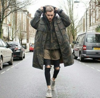 Как носить оливковую парку с камуфляжным принтом с черными джинсами мужчине