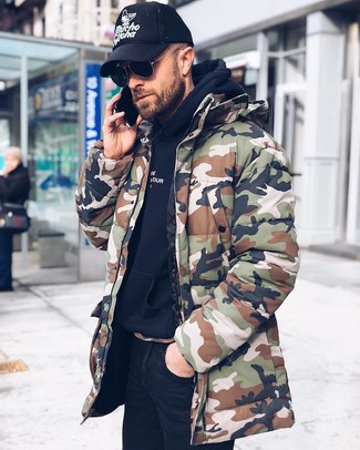 Как носить оливковую парку с камуфляжным принтом с черными джинсами мужчине