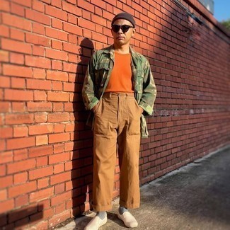 С чем носить оливковую куртку-рубашку с камуфляжным принтом мужчине