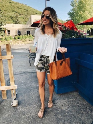 С чем носить оливковые шорты с камуфляжным принтом женщине