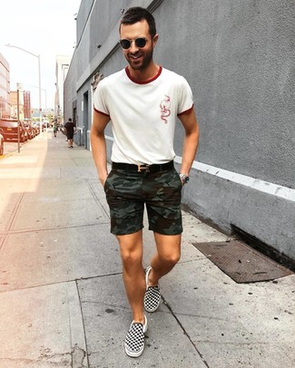 С чем носить оливковые шорты с камуфляжным принтом мужчине