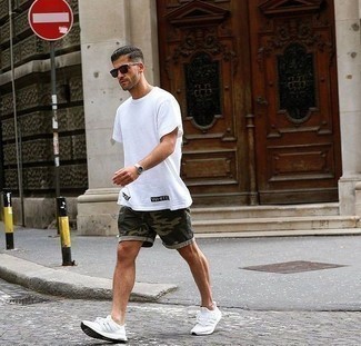 С чем носить оливковые шорты с камуфляжным принтом мужчине