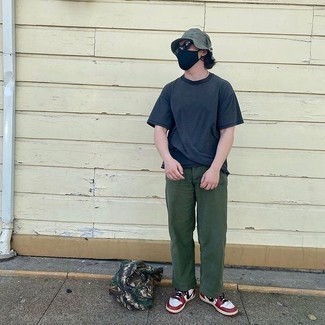 С чем носить оливковую большую сумку с камуфляжным принтом мужчине