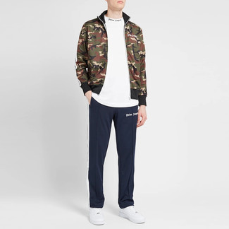 С чем носить оливковый свитер на молнии с камуфляжным принтом мужчине