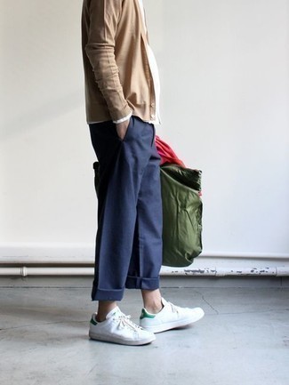 С чем носить оливковую большую сумку из плотной ткани мужчине